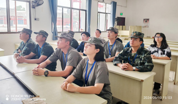 南华全校教职工学习观看《阳光护蕾》专题警示片