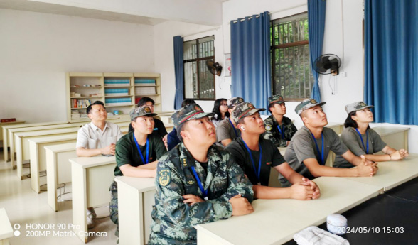 南华全校教职工学习观看《阳光护蕾》专题警示片