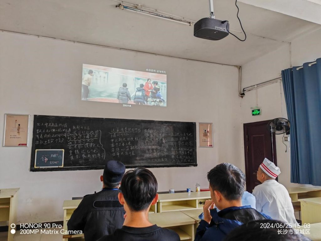 学校开展“利剑护蕾，雷霆行动”警示教育活动