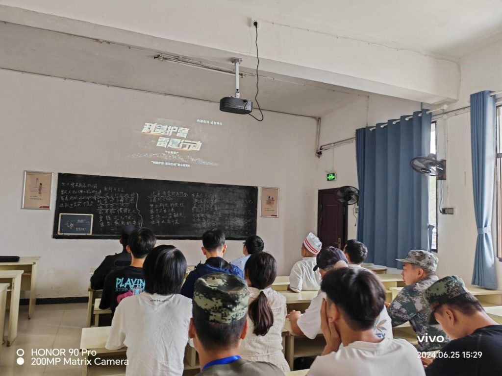 学校开展“利剑护蕾，雷霆行动”警示教育活动