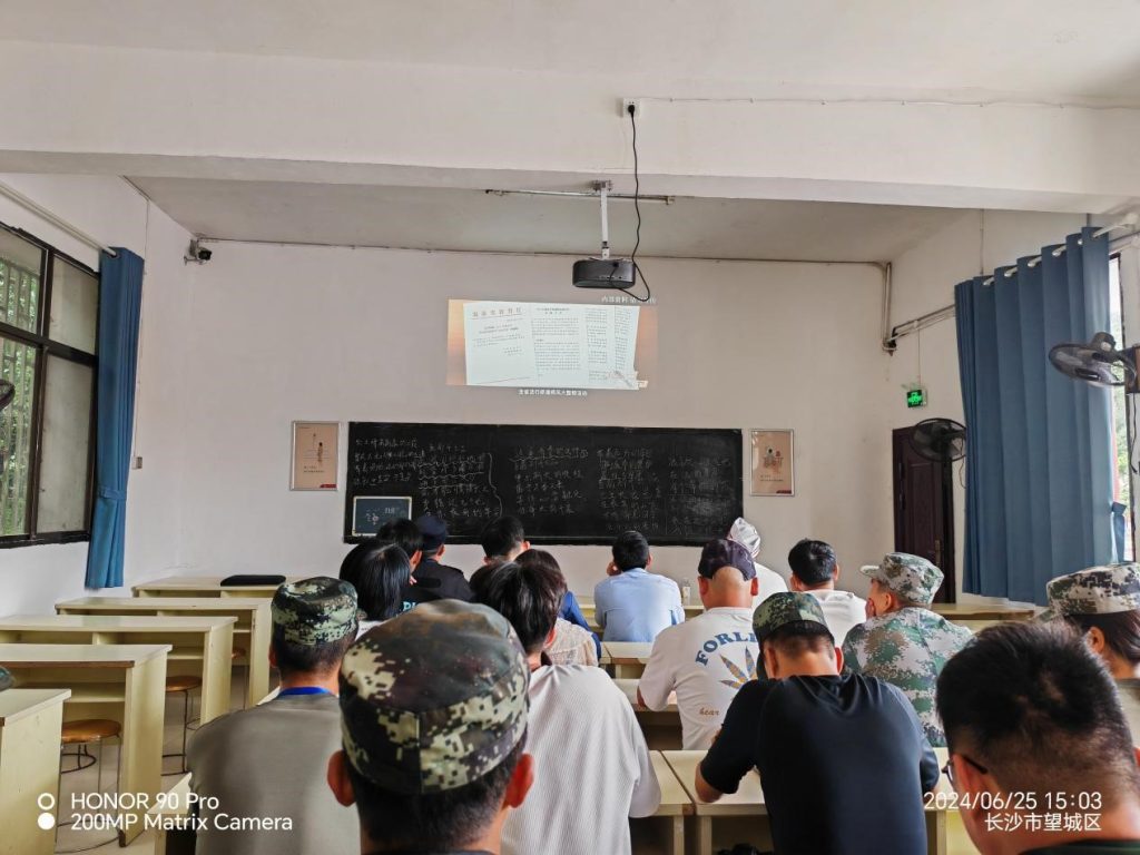 学校开展“利剑护蕾，雷霆行动”警示教育活动